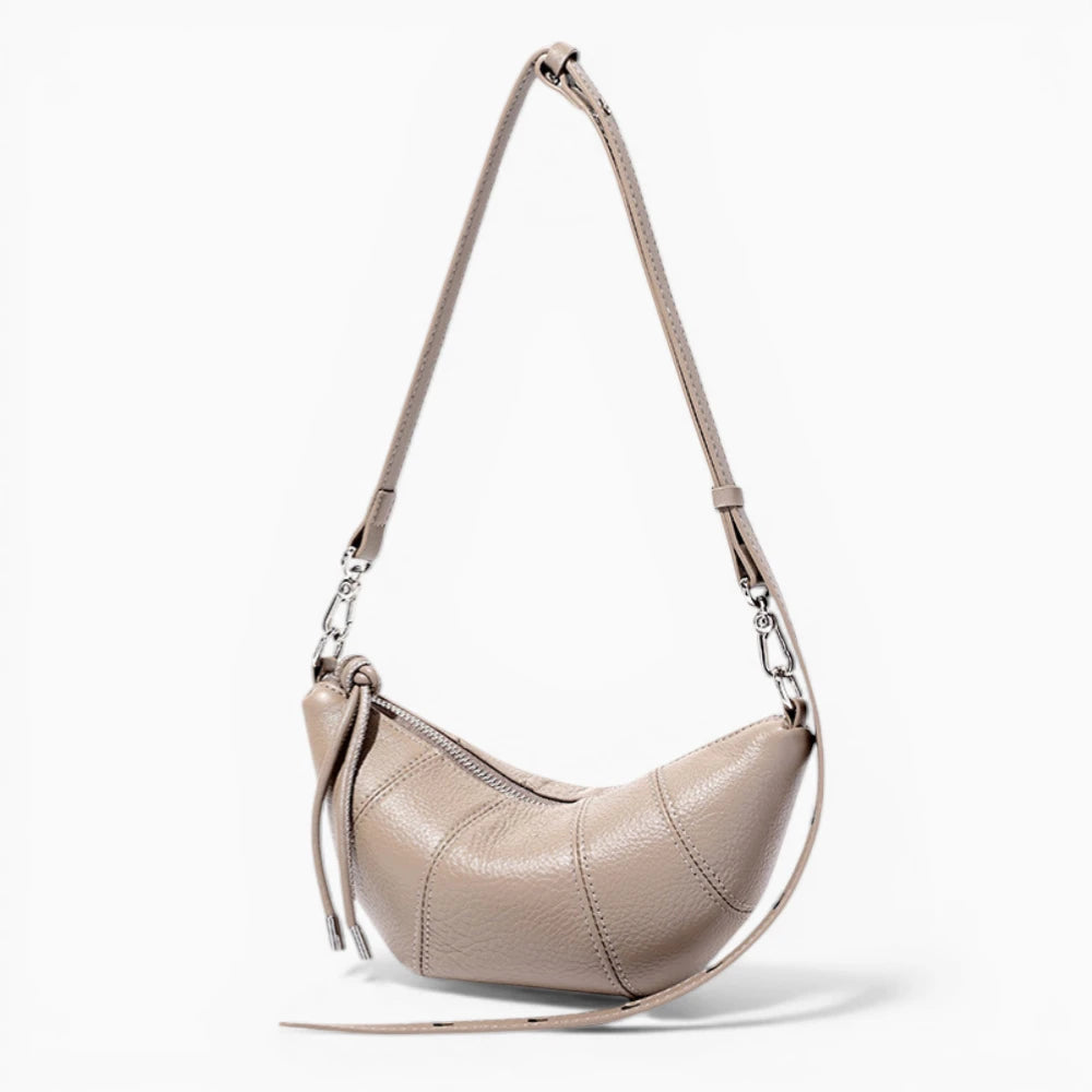 Sac à main en cuir demi-lune pour femme modèle Mademoiselle de la marque Élégance Cuir, en vue latérale couleur taupe