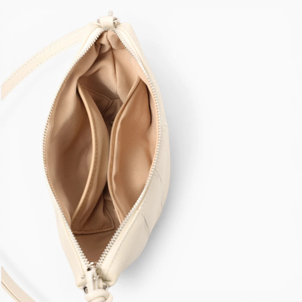 Sac à main en cuir pour femme de format demi-lune, modèle Mademoiselle de la marque Élégance Cuir, couleur blanc cassée vue intérieure.