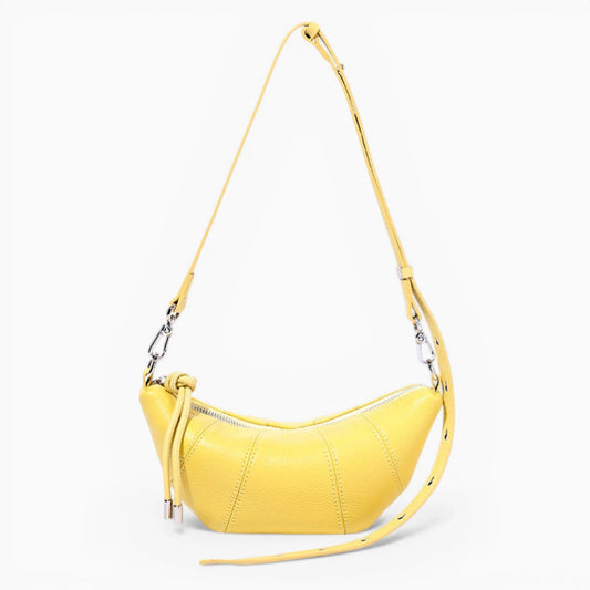 Sac à main en cuir pour femme, modèle Mademoiselle, forme demi-lune, couleur élégante, détails raffinés d'Élégance Cuir.