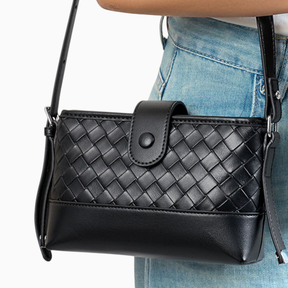 Sac à main en cuir tressé pour femme, modèle Parisienne de la marque Élégance Cuir, avec rabat élégant, noir vue mannequin