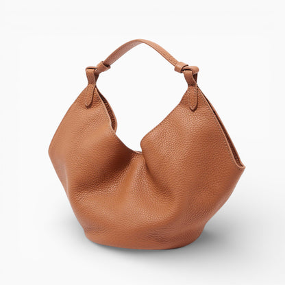 Sac à main hobo en cuir caramel pour femme, modèle Amaya de la marque Élégance Cuir, vue de côté.