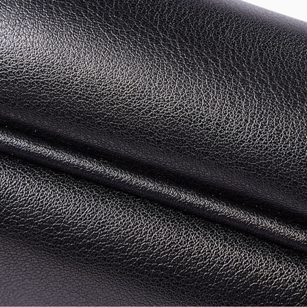 Chic green leather fanny pack for women by Élégance Cuir, featuring a stylish design and high-quality material.