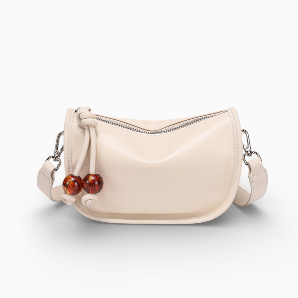 Sac bandoulière en cuir blanc cassé pour femme, modèle compact horizontal Manon d'Élégance Cuir, vu de face.