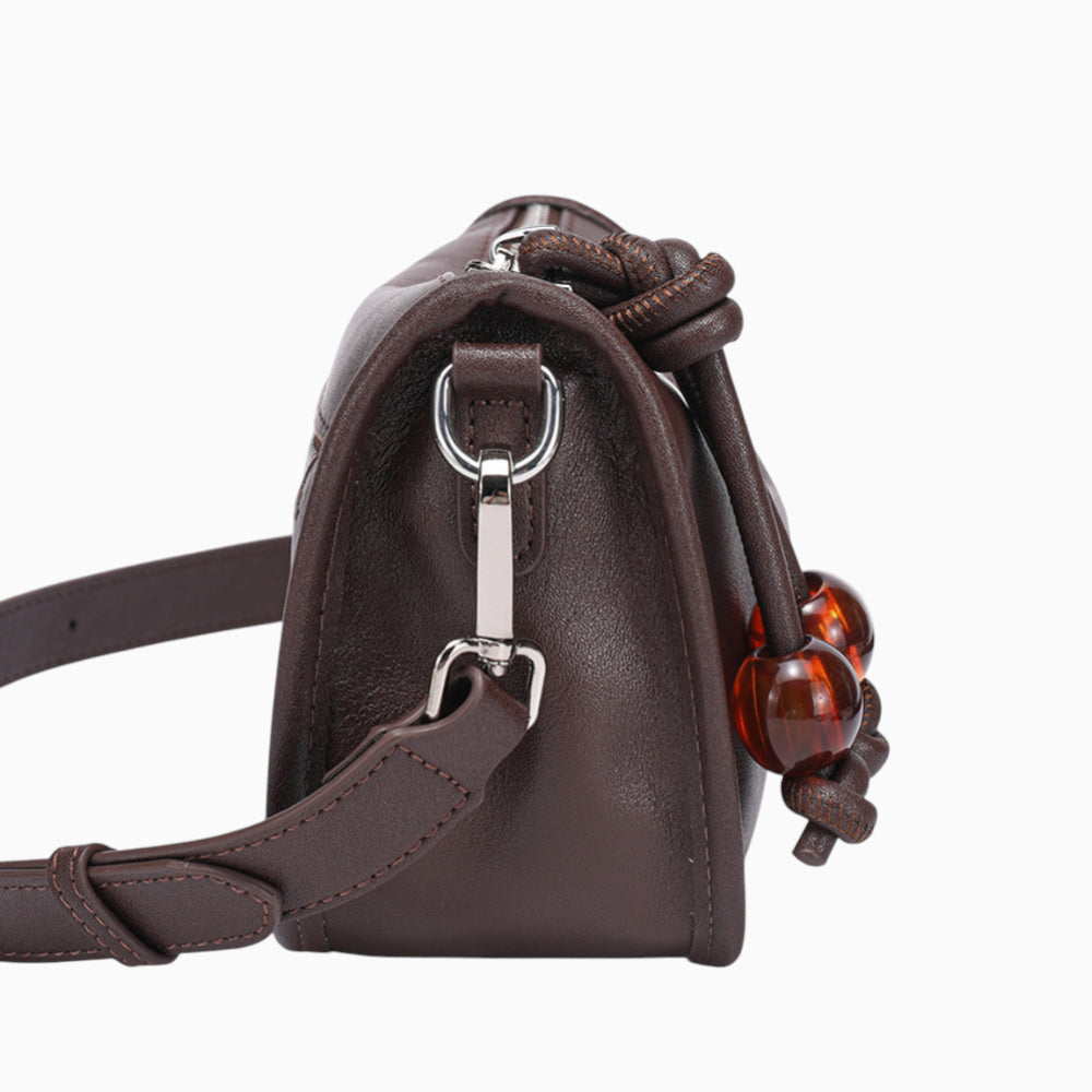 Sac bandoulière en cuir marron compact horizontal pour femme modèle Manon de la marque Élégance Cuir, vu de côté.