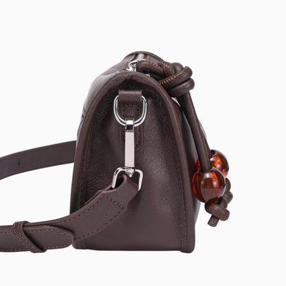 Sac bandoulière en cuir marron compact horizontal pour femme modèle Manon de la marque Élégance Cuir, vu de côté.