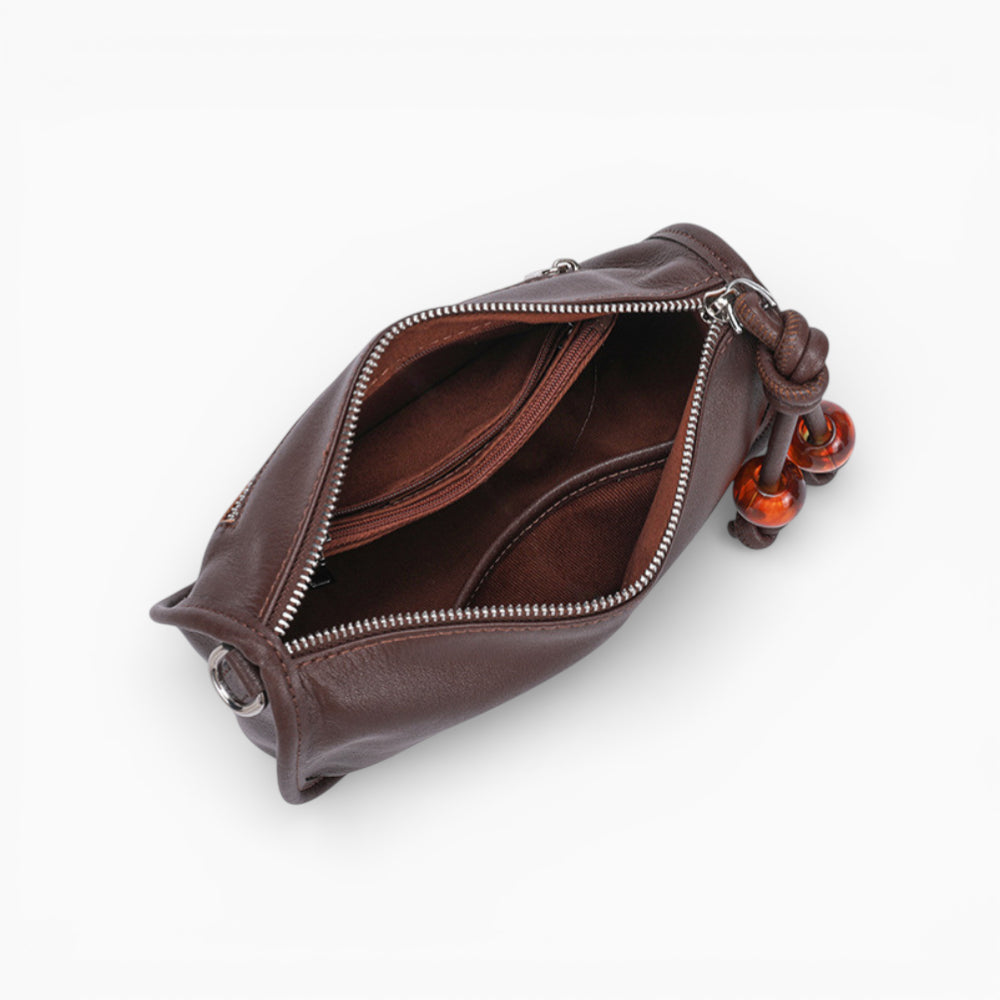 Sac bandoulière en cuir marron pour femme, modèle compact horizontal Manon, avec intérieur bien organisé.