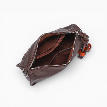 Sac bandoulière en cuir marron pour femme, modèle compact horizontal Manon, avec intérieur bien organisé.