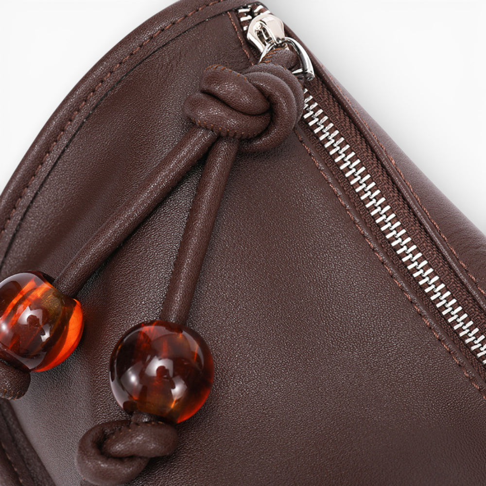 Sac bandoulière compact horizontal en cuir marron pour femme, modèle Manon par Élégance Cuir.