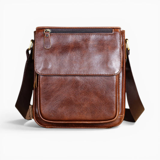 Sacoche bandoulière en cuir pour homme avec rabat et poche zippée, modèle Signature d'Élégance Cuir, marron foncé vue de face