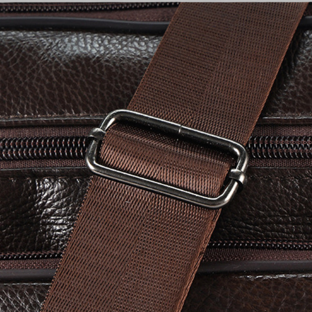 Sacoche bandoulière homme en cuir marron vertical, modèle Alliance avec poche zippée et bandoulière ajustable.