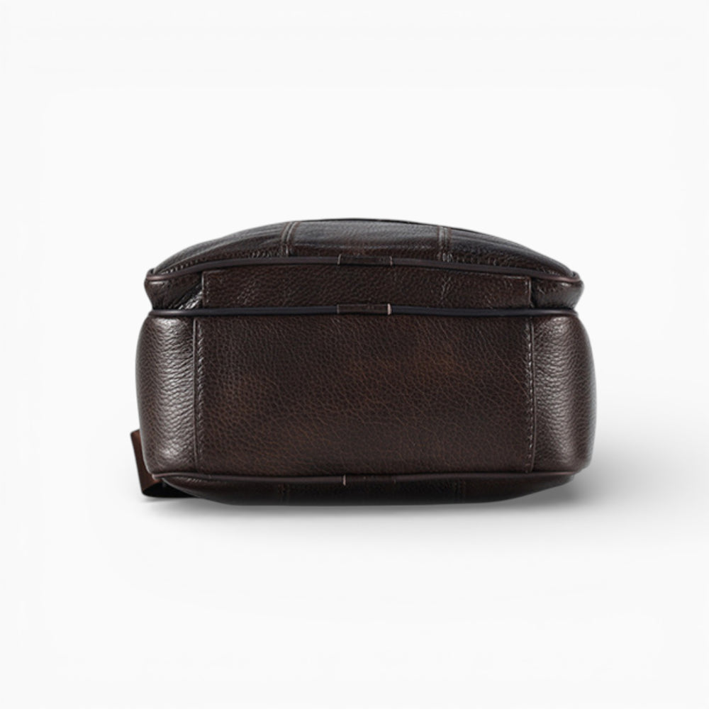Sacoche bandoulière homme en cuir marron, format vertical avec poche zippée, vue du bas.