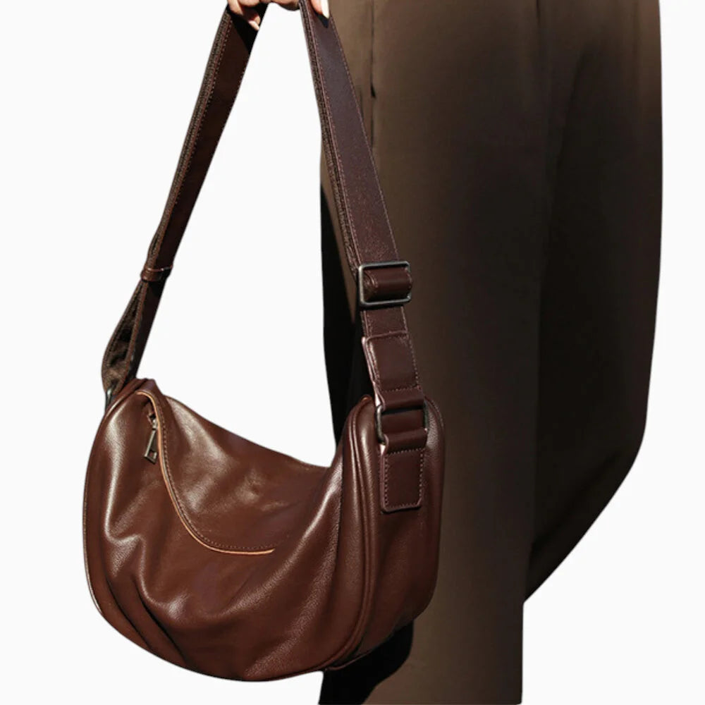 Élégant sac banane en cuir marron foncé pour femme, modèle Pépite de la marque Élégance Cuir.