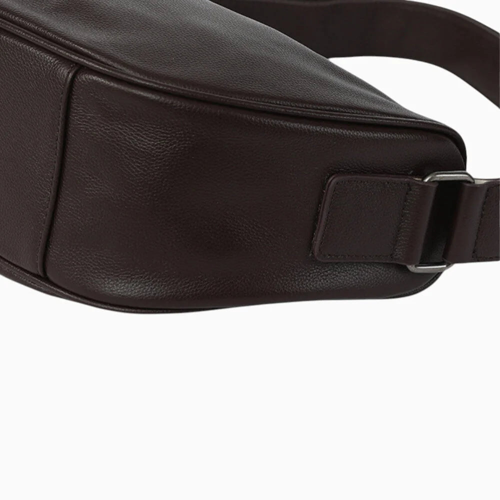 Élégant sac banane en cuir marron foncé pour femme, modèle Pépite d'Élégance Cuir, mettant en avant sa texture raffinée.